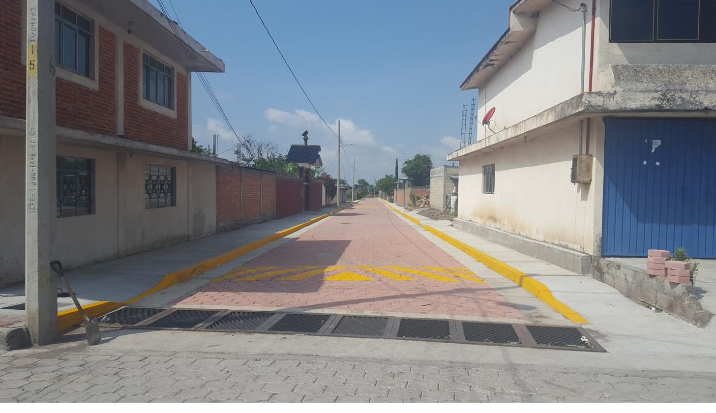 Calle adoquinada terminada con guarniciones pintadas
